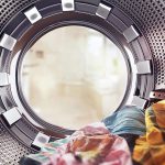 ۱۱ چیزی که هرگز نباید در ماشین لباسشویی قرار دهید