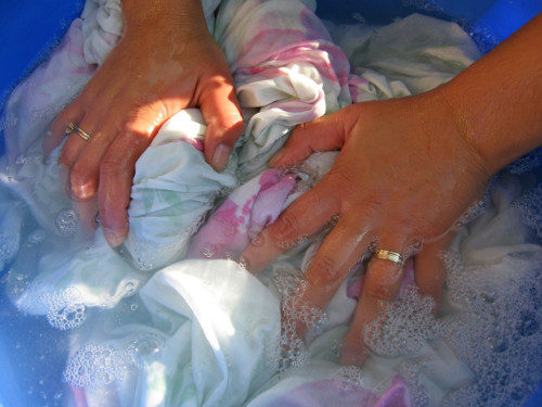 شستن پارچه ابریشمی با دست