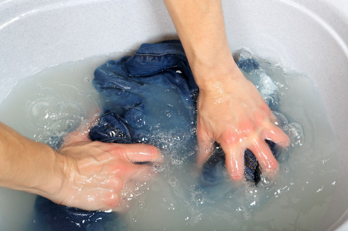 شستن شلوار جین با دست