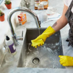 8 نکته که هنگام شستن ظرفها با دست هرگز نباید انجام دهید